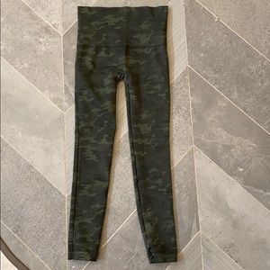LIKE NEW Spanx camo leggings size Medium